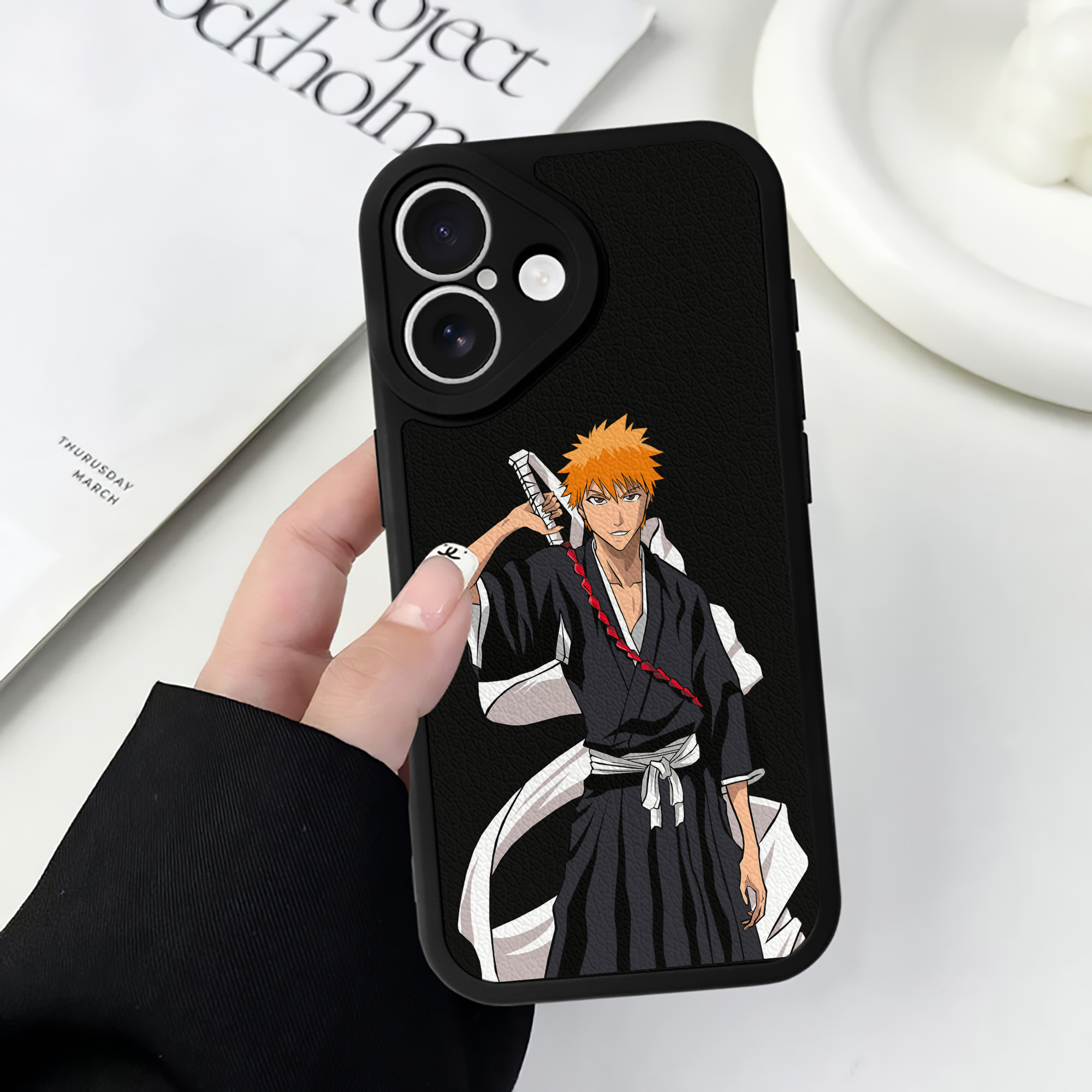 （画像用） ブリーチ 黒崎一護（くろさき いちご）BLEACH Kurosaki Ichigo 【iPhone 16シリーズ対応】シリコンスマホケース（レザー調） 材質：シリコン